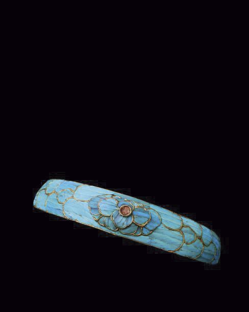 845 €. Chine. Tiare en métal doré et plumes de martin-pêcheur, l. 14,5 cm. Paris, Drouot, 14 décembre 2017. Leclere OVV. Mme Menuet. 