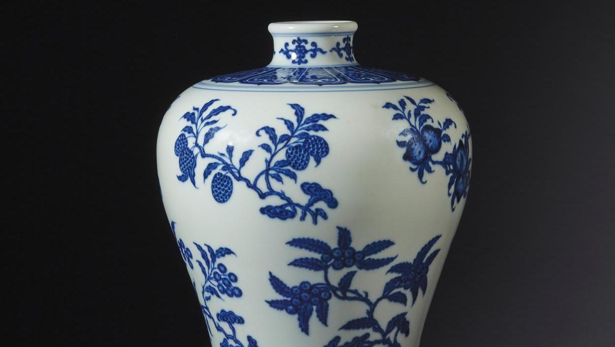 Chine, époque Qianlong (1736-1795). Vase de forme meiping en porcelaine décorée en... Un «bleu et blanc» marqué Qianlong