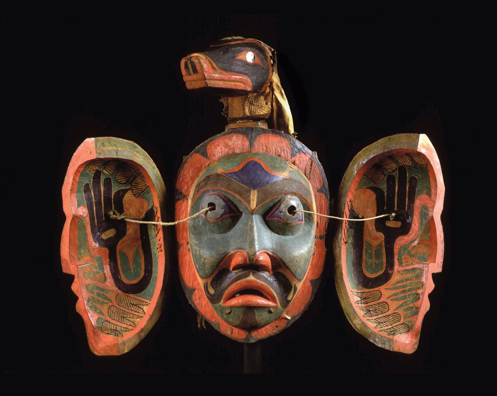 Canada, Colombie-Britannique, avant 1881. Masque à transformation, Fort Rupert, île de Vancouver, cèdre rouge sculpté et peint. © Staatlic