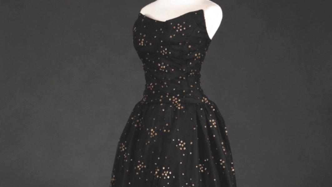 Cristóbal Balenciaga (1895-1972), robe de bal en tulle noir appliqué de petits sequins... Une robe griffée Balenciaga