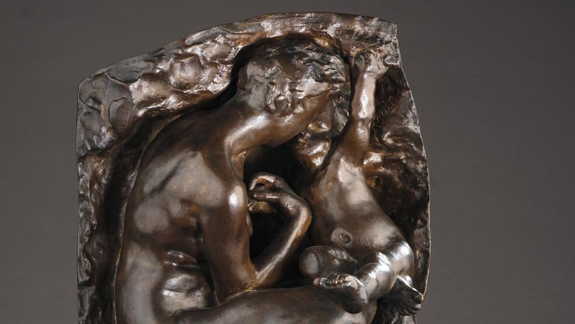 Auguste Rodin (1840-1917), Jeune mère à la grotte, bronze à patine noire, signé,... Mère et enfant : un thème éternel pour Rodin