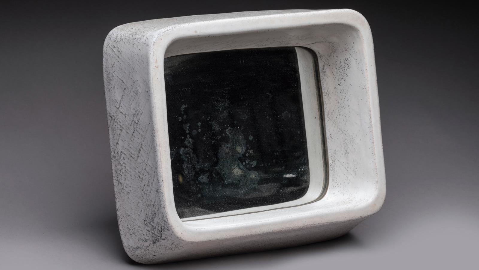Georges Jouve (1910-1964), miroir de forme rectangulaire en céramique beige grisée,... Reflets dans un miroir de Georges Jouve