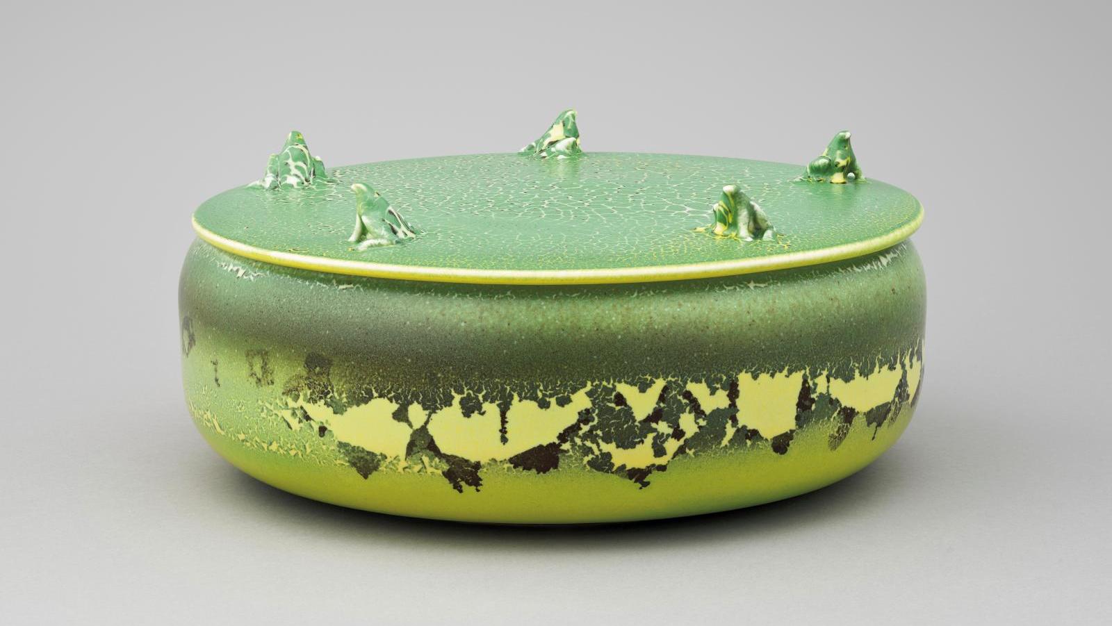 Jean Girel (né en 1947), Boîte grenouilles, 2013, porcelaine dure, 15 x 34 cm, Limoges,... A Sèvres, les formes vivantes de la céramique
