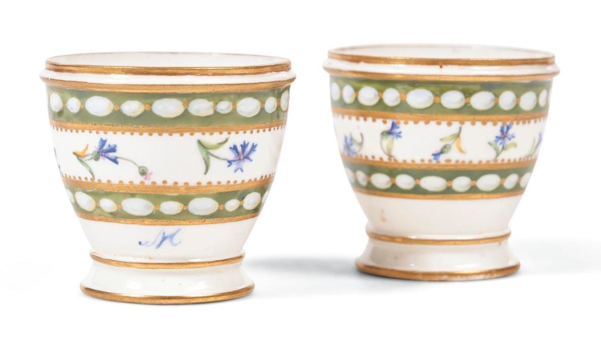 Manufacture de Sèvres, 1781. Deux coquetiers en porcelaine tendre à décor de semis... Les coquetiers de Marie-Antoinette