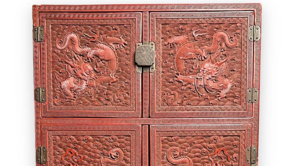 Chine, XVIIIe siècle. Cabinet miniature kang en laque rouge sculptée, ferrures en... La laque version miniature