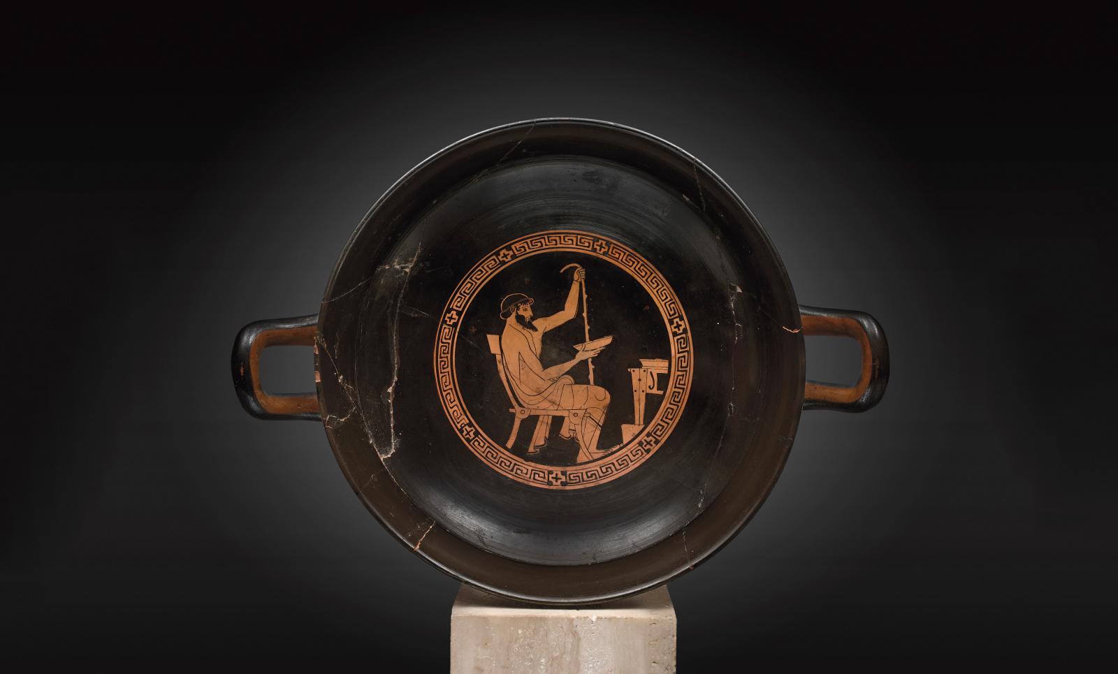 Art grec, Attique, vers 470-460 av. J.-C., peintre de Telephos. Kylix à figures rouges de type « C », argile orangée vernissé noir, h. 10,