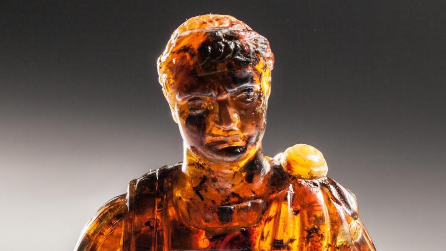 Italie, XVIIe-XVIIIe siècle. Buste probablement de l’empereur Auguste, ambre, h. totale 20 cm.... La route de l’ambre