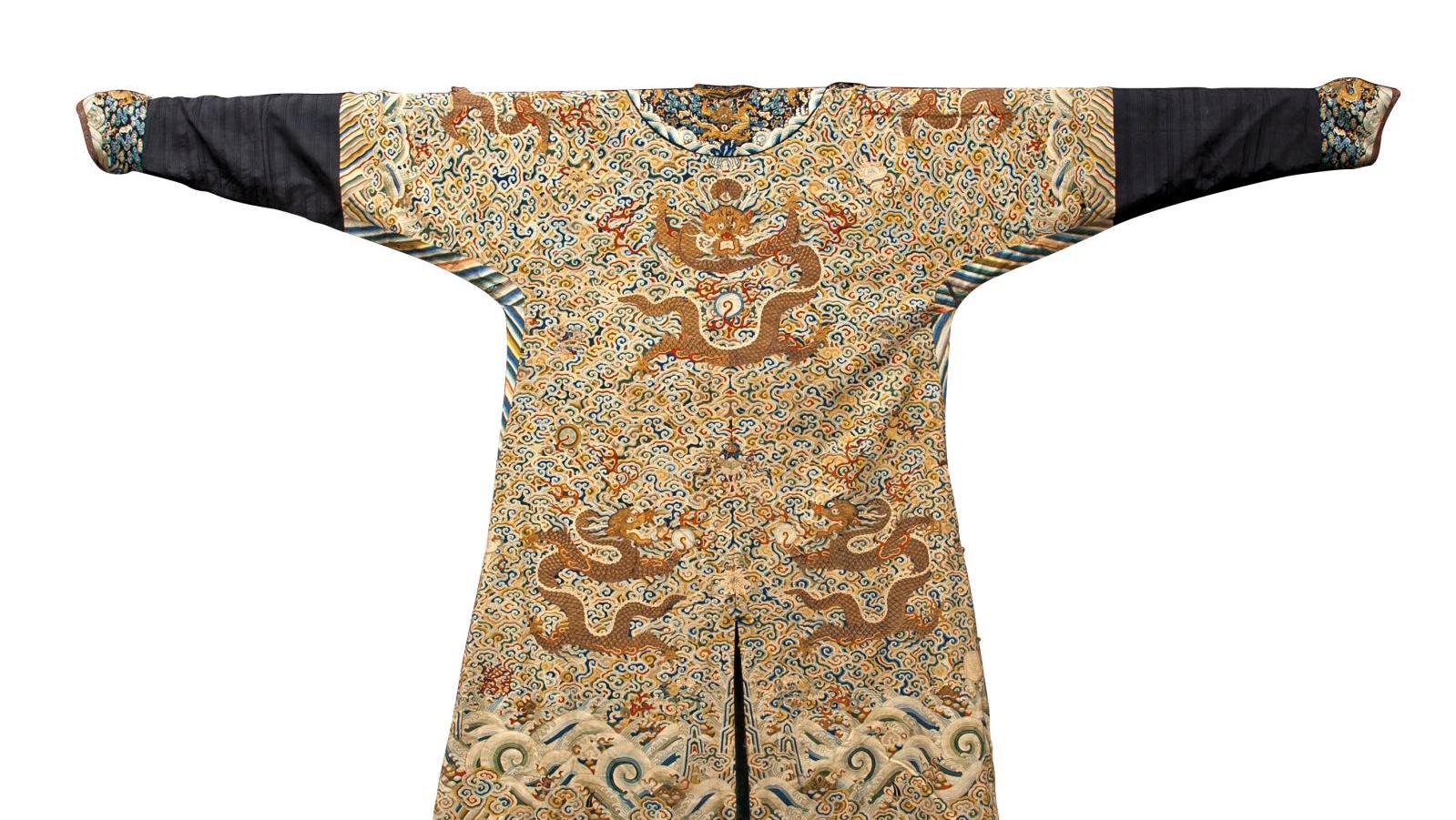 Dynastie Qing, XVIIIe siècle. Robe impériale en kesi à décor de neuf dragons à cinq... S comme soie de Chine