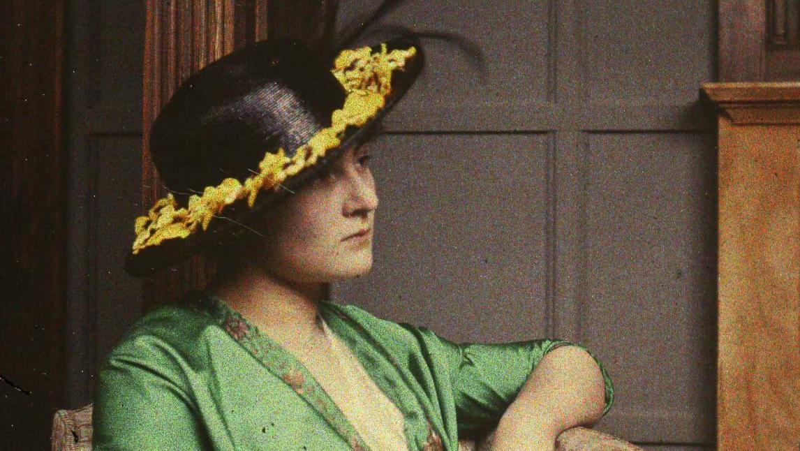 Anonyme, La Robe verte, vers 1910. © Collection AN  Merveilleux autochromes à Tours