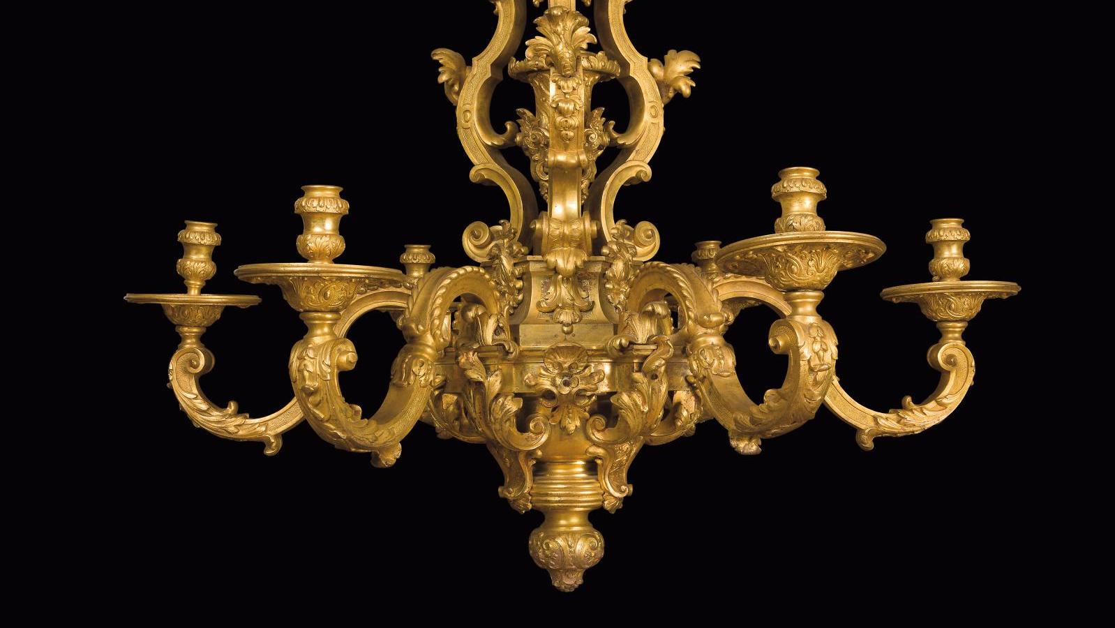 Lustre en bronze doré à six lumières et décor asymétrique de feuillages, agrafes... Un lustre d'André-Charles Boulle