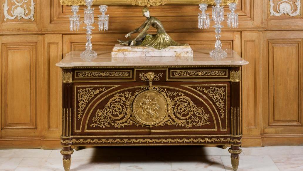 Vue d’intérieur : commode Louis XVI (d’une paire) en bois de placage ouvrant à deux... Le mobilier éclectique d’un intérieur de l’avenue Foch 