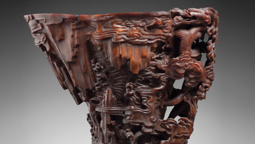 Chine, XVIIIe siècle. Grande coupe libatoire en corne de rhinocéros entièrement sculptée... Corne de Chine et bouddha de l’Himalaya 
