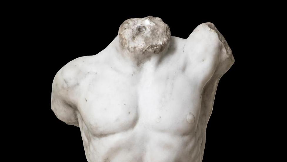 Époque romaine. Torse nu d’un athlète, probablement un lutteur, marbre veiné de gris,... Les muscles de l’Antiquité