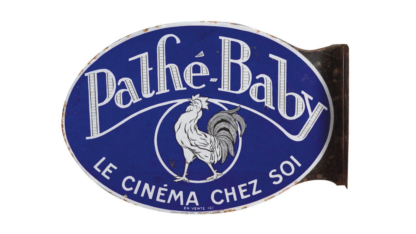 875 € «Pathé-Baby, le cinéma chez soi», plaque émaillée double face, Émaillerie alsacienne de Strasbourg, 37,5 x 54 cm. Bordeaux, 16 juin 