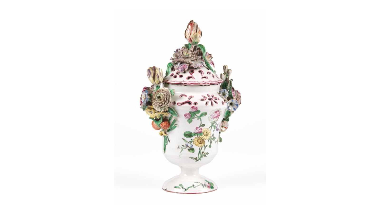 9 525 € Manufacture de la veuve Perrin. Vase couvert formant pot-pourri en faïence de forme balustre, les anses et la prise du couvercle f