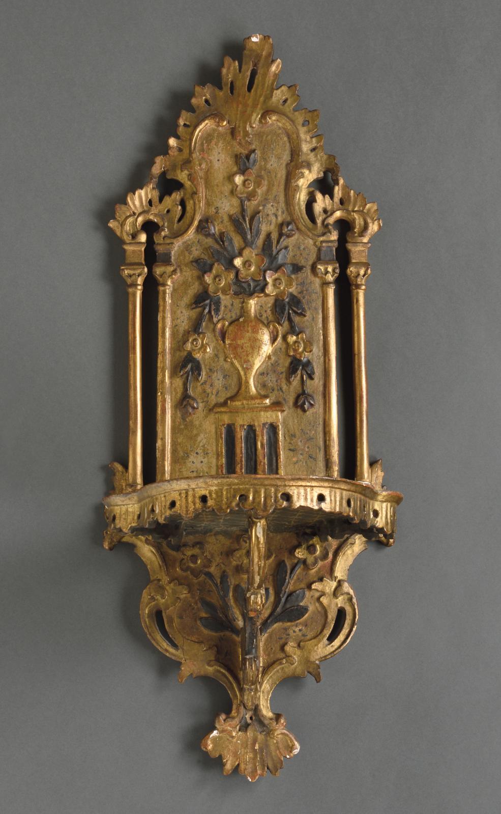 2 125 € Turquie, XVIIIe-XIXe siècles, porte-turban « kavukluk », bois tendre sculpté doré et laqué (79 x 31 x 6,5 cm).Lyon, 21 mai 2002.De