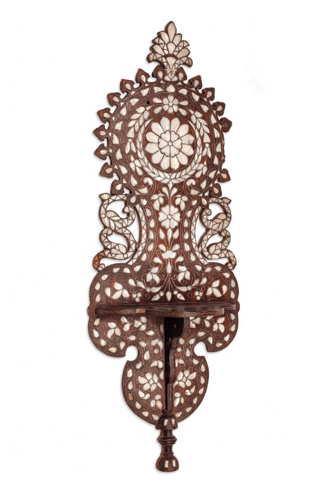 377 € Proche-Orient, fin du XIXe siècle, porte-turban ottoman en bois naturel incrusté de nacre et de filets d’étain, h. 70 cm.Paris, 15 d