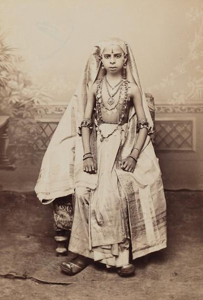 800 € Indes portugaises, Mœurs et coutumes de Goa vers 1870, onze tirages albuminés anonymes sur carton, étiquette légendée, image : 10,2 