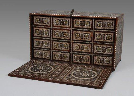 44 611 € Goa, cabinet en placage de palissandre marqueté de filets d'os ou d'ivoire teinté vert, de laiton et de bois indigène, fin du XVI
