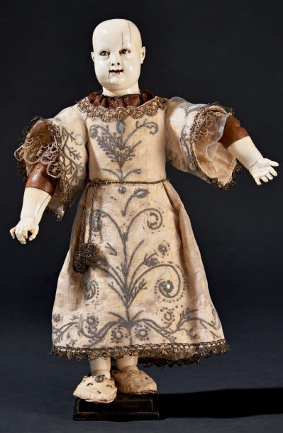 4 375 € Goa, statuette en ivoire sculpté représentant un enfant debout vêtu d'une robe asiatique., XVIIIe siècle.Paris, Drouot, 1er juin 2
