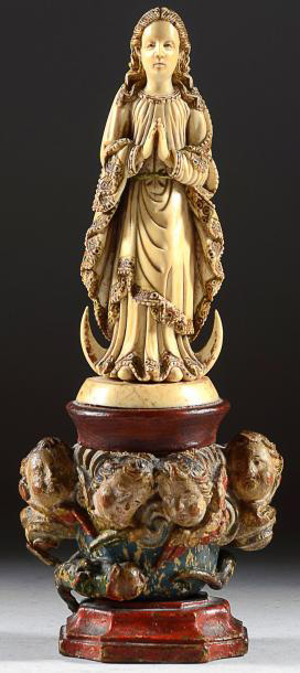 3 718 € Goa, Vierge sur un croissant de lune, ivoire et dorure, socle en bois sculpté polychrome à décor de têtes d'angelots et du serpent