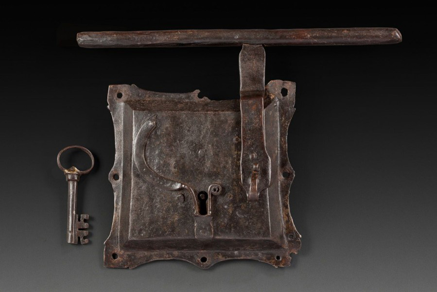 829 € Serrure en fer forgé à bosse et vertelle, incrustations de cuivre, arrêt de la vertelle à motifs zoomorphes, fin du XVIe siècle, 18 