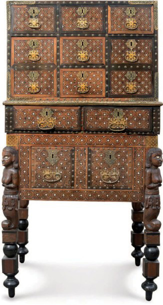 21 080 € Cabinet indo-portugais dit "contador" en bois exotiques, ivoire, laiton, pieds représentant des sirènes, probablement Goa, XVIIe-