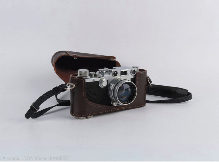 310 € Ernst, Wetzlar (Allemagne), appareil photo Leica no 491802, dans son étui en cuir.Lyon, 7 juin 2018. Artenchères OVV. 