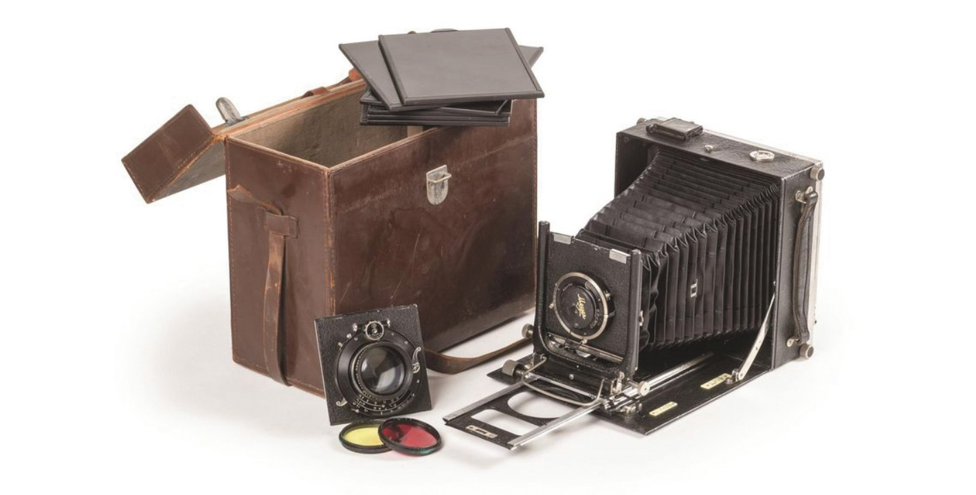 403 € Linhof, Munich, vers 1940, appareil photo avec ses accessoires, dans sa boîte de transport rigide en cuir.Paris, Fondation Dosne-Thi
