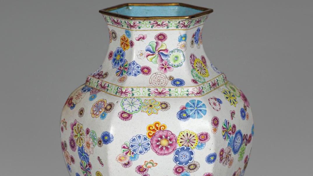 Chine, Canton, vase hexagonal à décor de fleurs circulaires polychromes, dynastie... Les couleurs de la céramique à la Fondation Baur