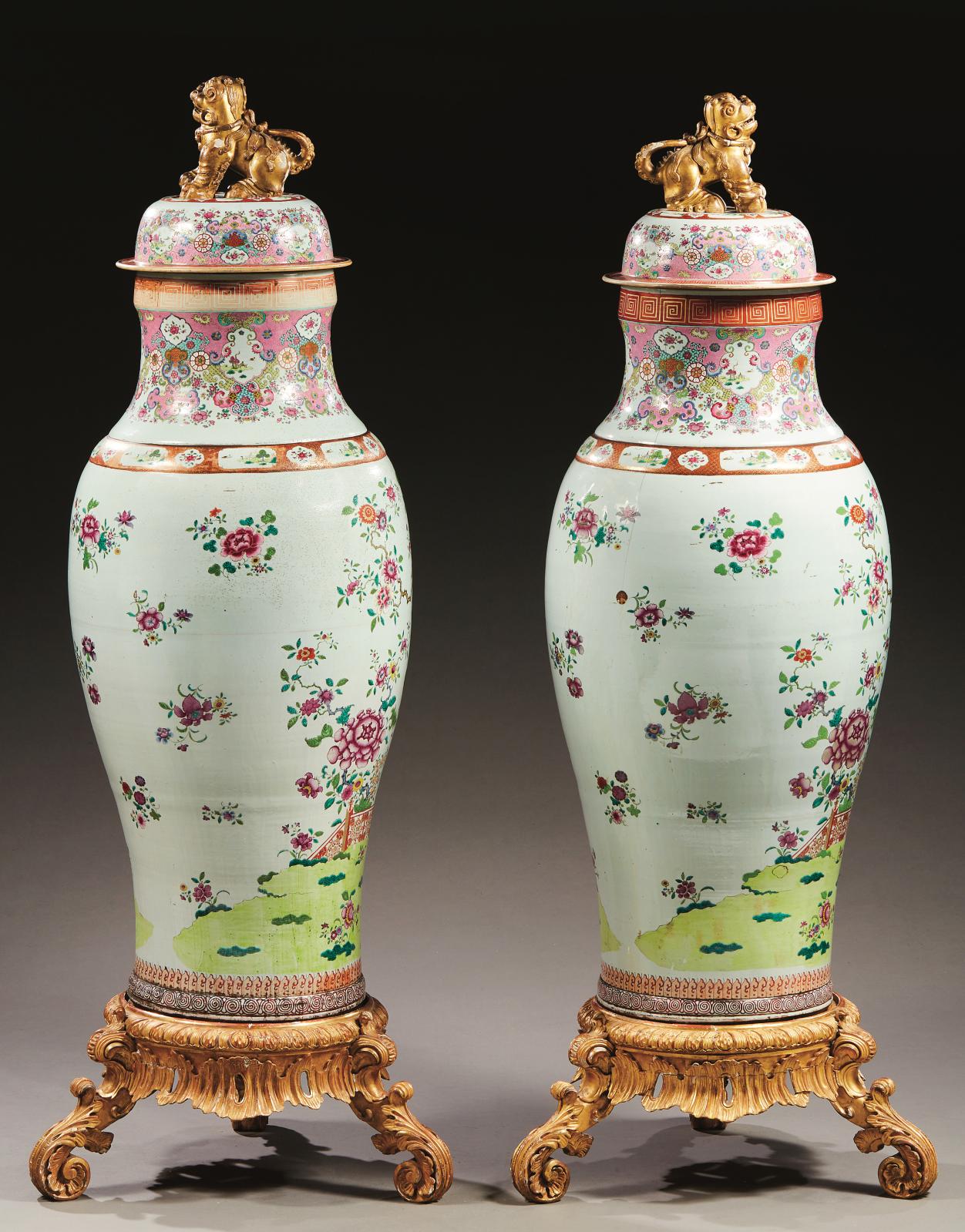 Chine, époque Qianlong (1735-1796), Compagnie des Indes. Paire de vases de palais en porcelaine à décor polychrome aux émaux de la famille