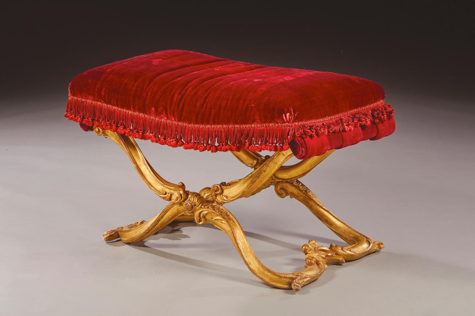 Époque Louis XV, ployant en bois mouluré, sculpté et doré, garniture de soie grenat, 50 x 78 x 50 cm. Estimation : 6 000/10 000 € 