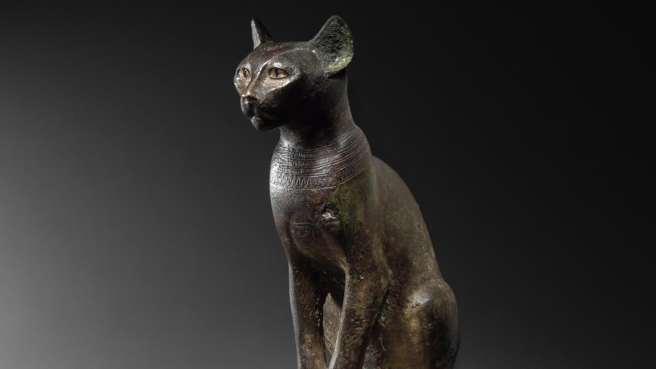 Égypte, époque saïte, probablement XXVIe dynastie, 664-525 av. J.-C. Statue de chat... Une chatte égyptienne au panthéon des déesses