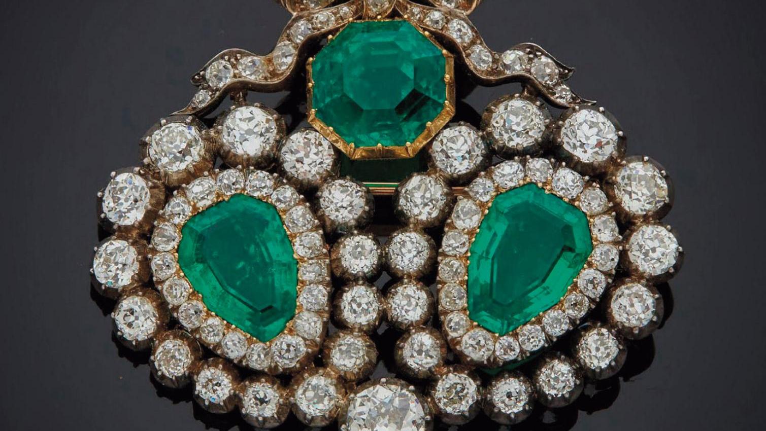 Élément de parure formant broche, en or et argent, composé de trois motifs en forme... Émeraudes, diamants et perles fines