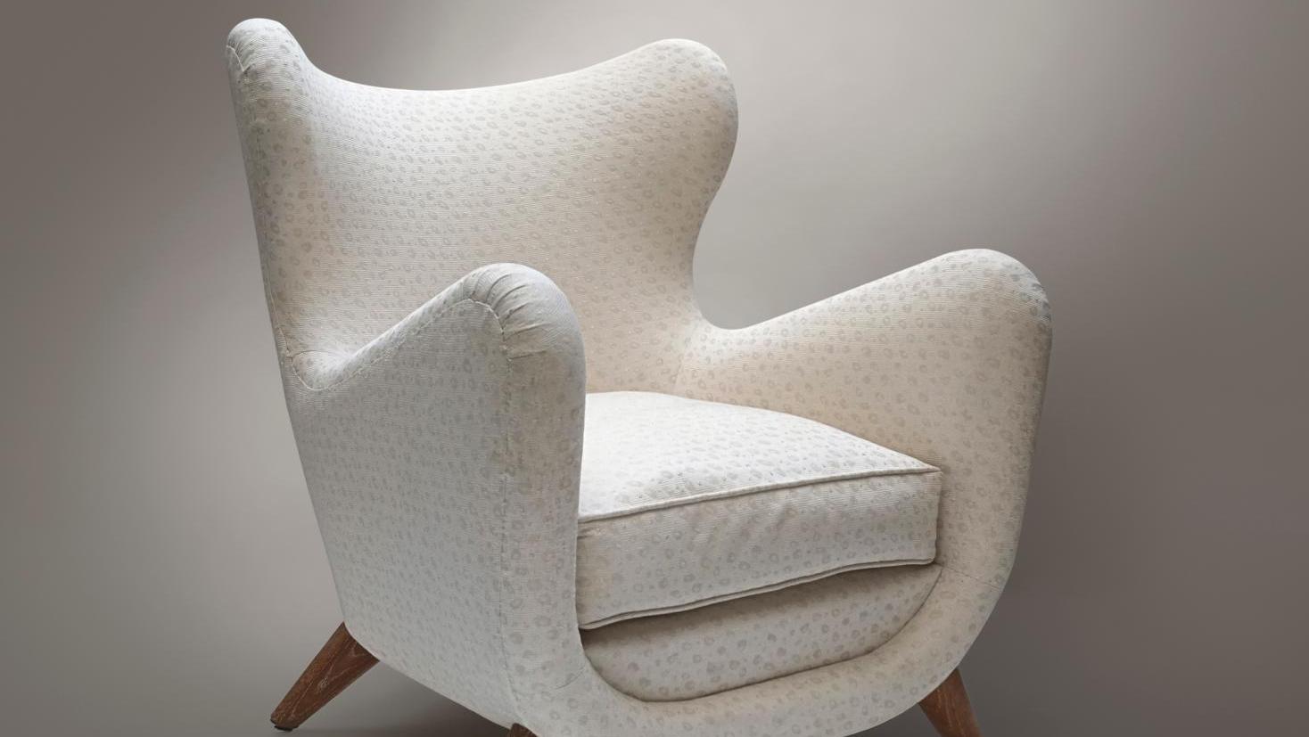 Jean Royère (1902-1981), fauteuil Éléphanteau, modèle créé en 1939, 88 x 68 x 63 cm.... Deux recueils dans un fauteuil de Royère