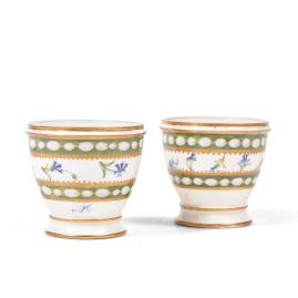 Deux coquetiers en porcelaine de Sèvres 
