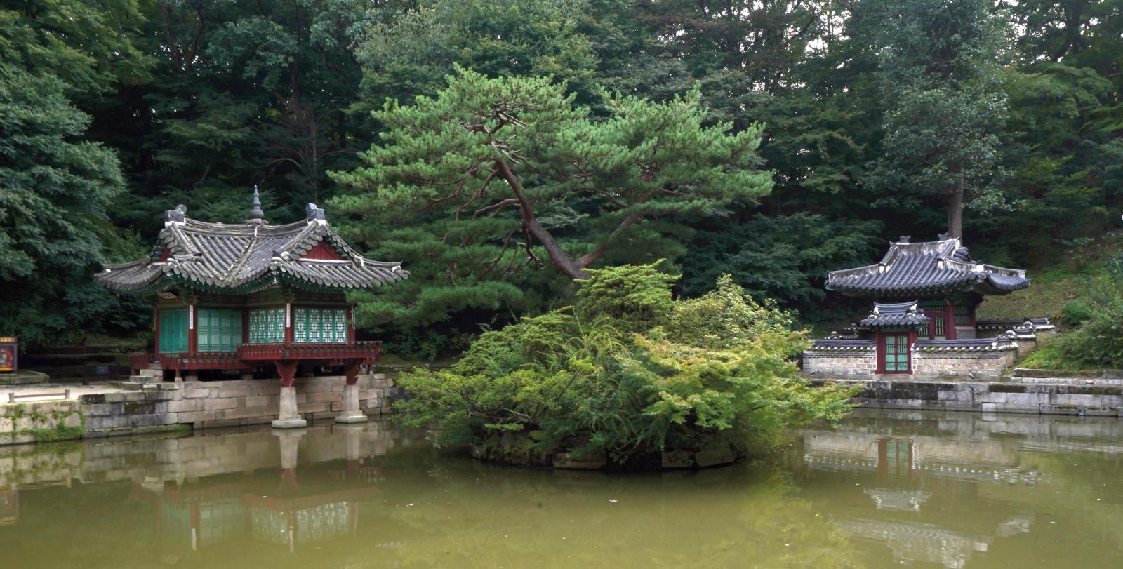 Le huwon ou «jardin arrière», pavillon Buyongjeong et pavillon Sajeonggibigak, autour de l’étang Buyongji. Courtesy Kocis - Photo © Seokyo