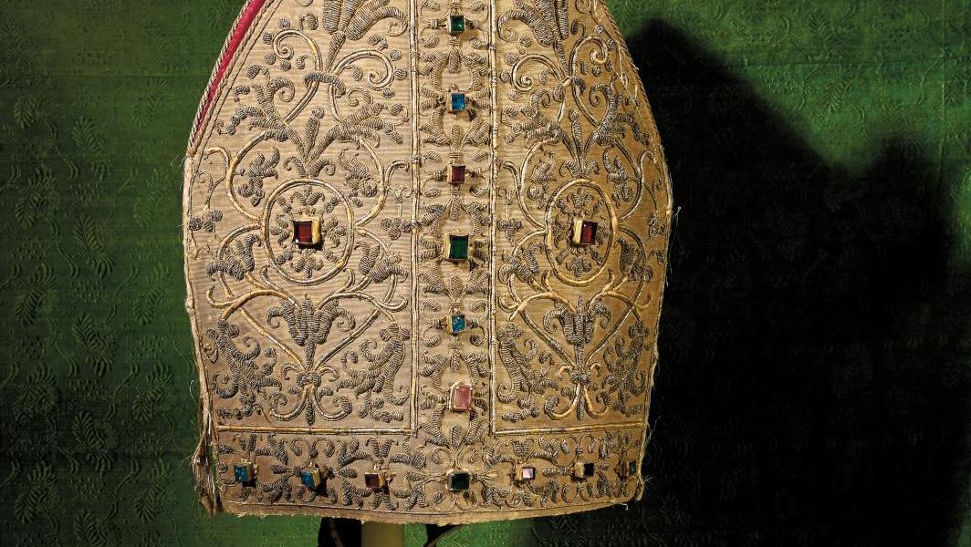 Mitre épiscopale, Espagne, début du XVIe siècle, brodée aux armes ecclésiastiques... Une mitre épiscopale du XVIe siècle