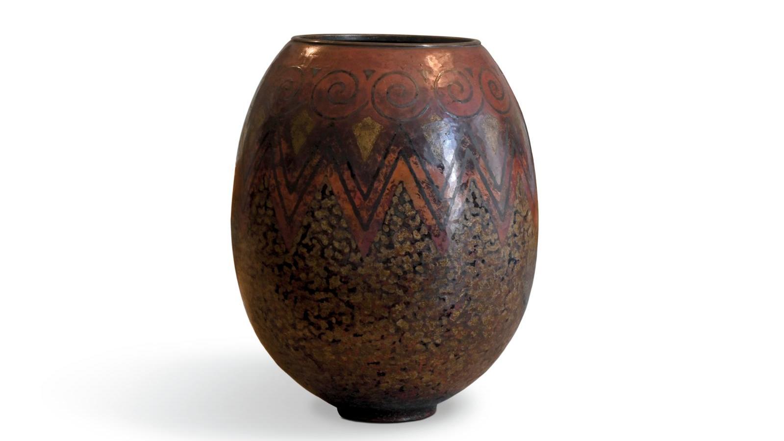 Claudius Linossier (1893-1953), vase ovoïde sur léger talon et à large col annulaire,... D comme dinanderie