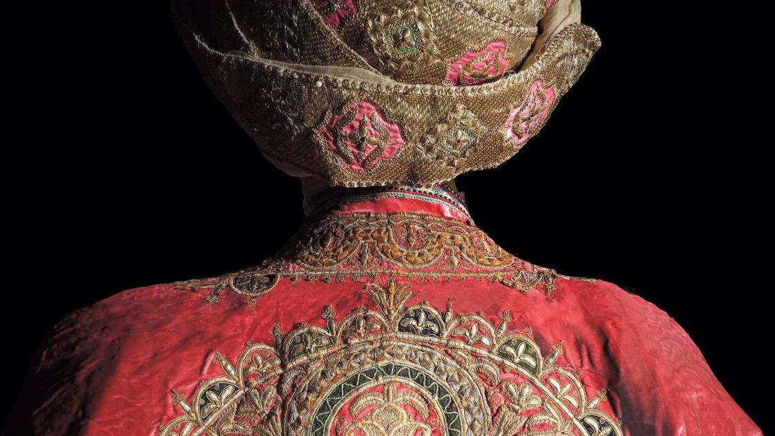 Boukhara, XIXe siècle. Chapan, velours, broderie d’or, Bukhara State Museum-Reserve... Les merveilles de Samarcande se révèlent à l'IMA