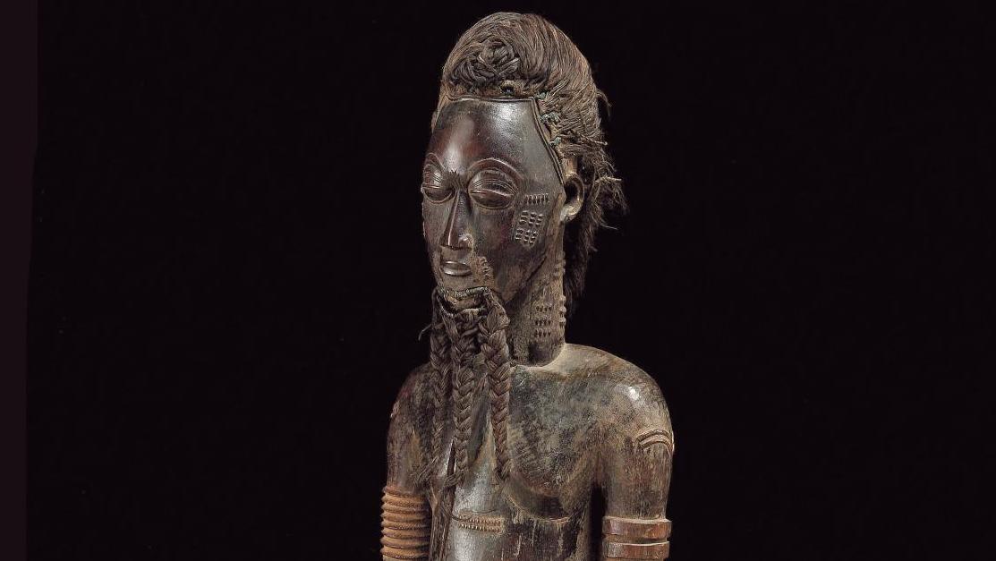Côte d’Ivoire, style de Sakassou. Statue royale baoulé, bois dur, fibres, tissus,... Arts premiers et contribution sociale