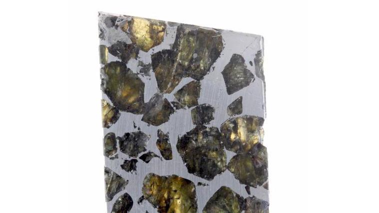 153 €. Russie, 2015, tranche de météorite de type Pallasite Seymchan, avec des olivines... Cote : les météorites