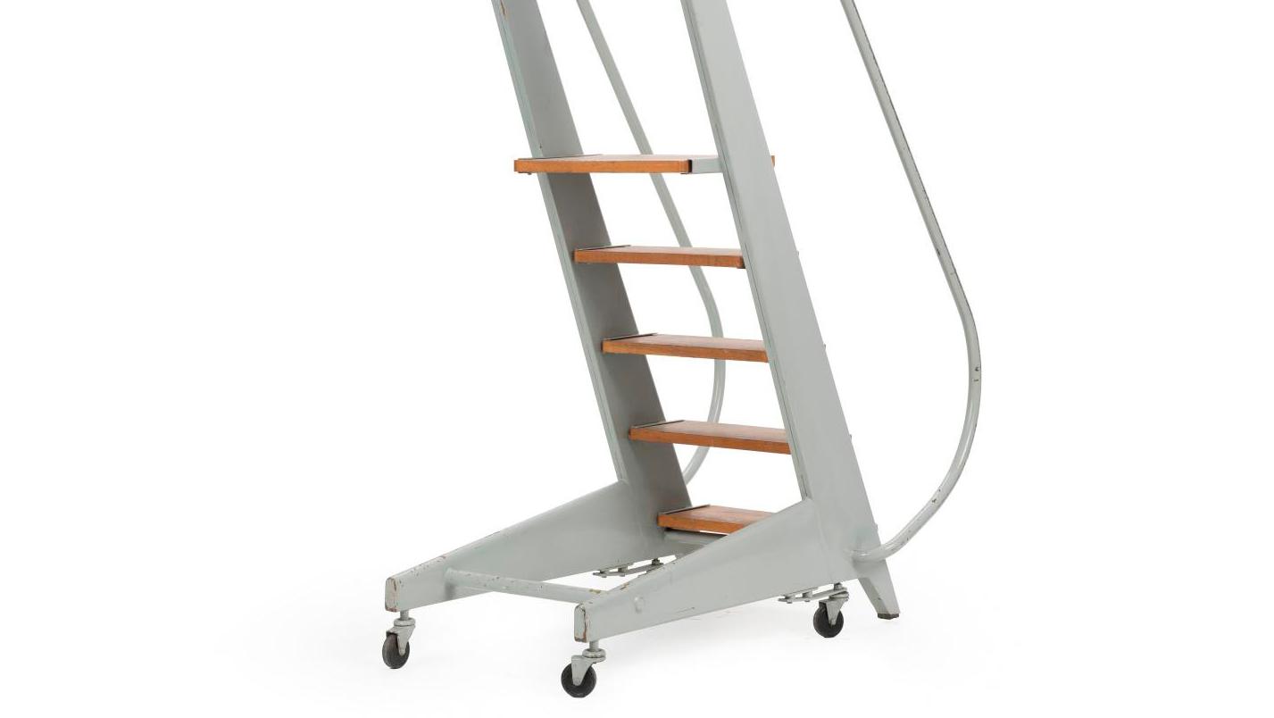 Jean Prouvé (1901-1984), BNP Paribas Collection, step ladder on wheels in gray-lacquered... Jean Prouvé for the BNP Paribas Collection 