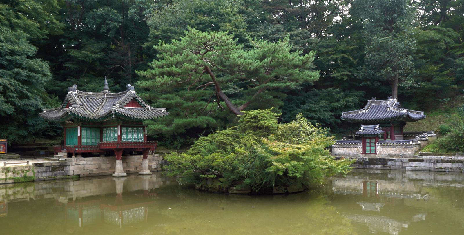 The huwon or "back garden", the Buyongjeong and Sajeonggibigak pavilions around the Buyongji lake.Courtesy of Kocis. Photo © Seokyong Lee/