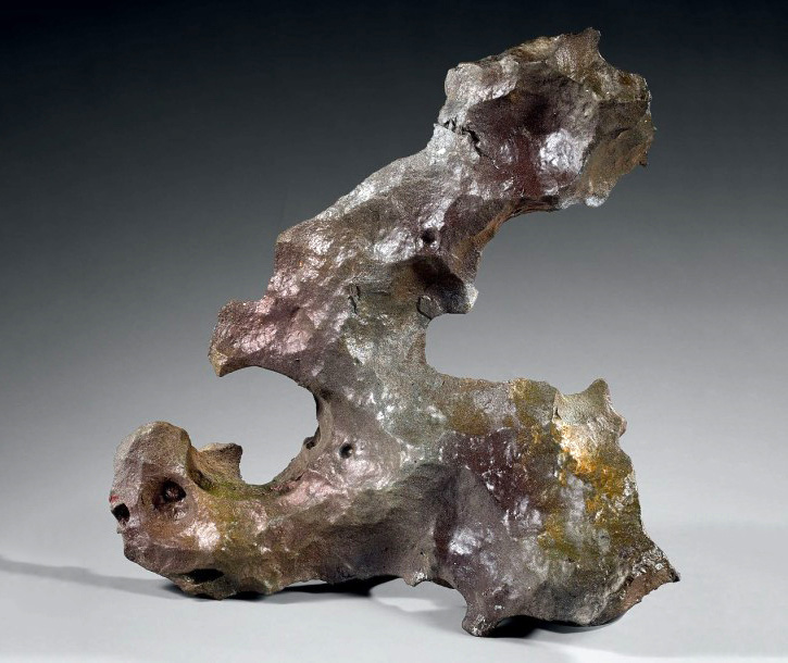 46 250 €. Météorite dite «Canyon Diablo», sidérite IAB-ung, découverte aux États-Unis à proximité de Meteor Crater, poids : 17 860 g, 35 x 35 cm, coll
