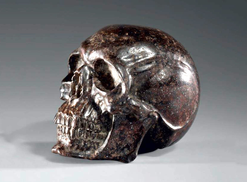 5 948 €. Vanité figurant un crâne sculpté dans une météorite NWA, poids : 880 g, 7,5 x 7 x 9 cm. Drouot, 6 juin 2012. Thierry de Maigret OVV. Cabinet 