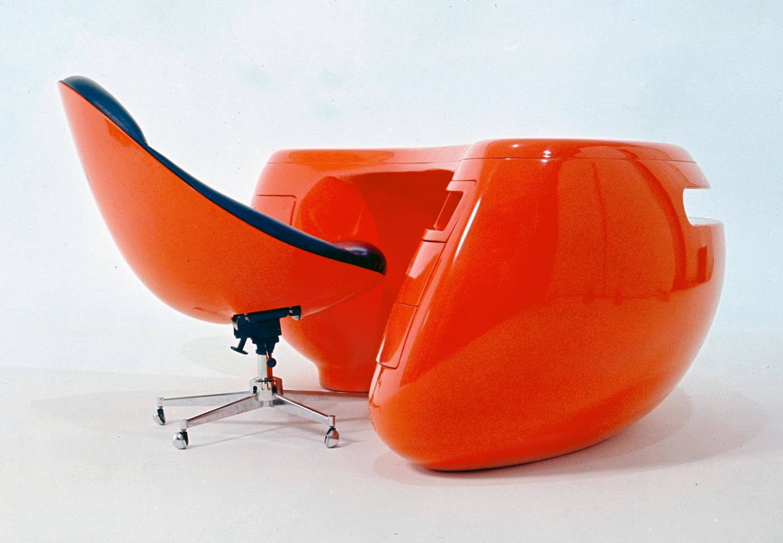 Bureau et fauteuil Boomerang, 1969. © Fonds Calka / © ADAGP, Paris, 2023