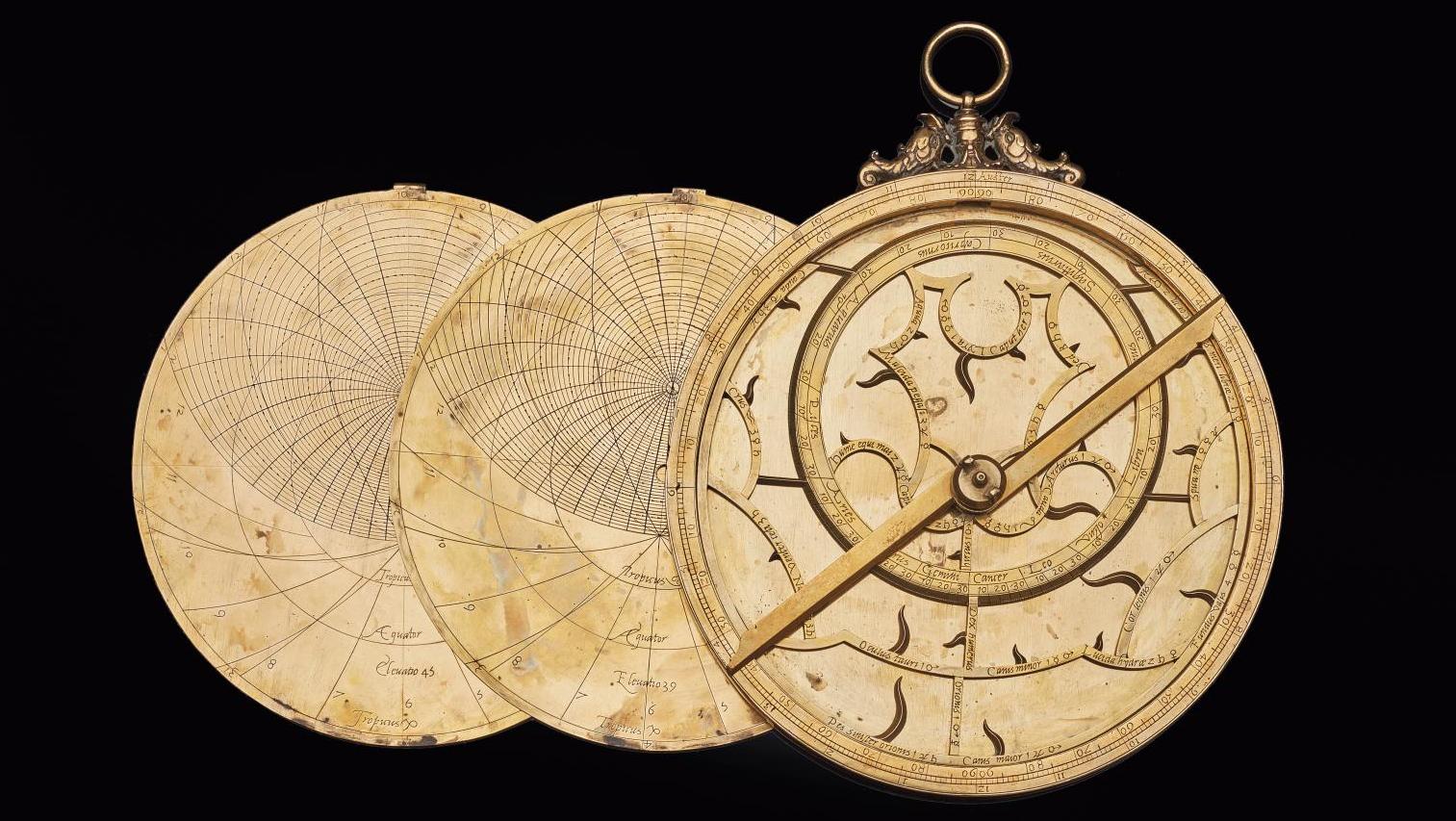 Astrolabe européen en laiton doré attribué à Michael Piquer, daté 1543, diam. 19,1 cm,... Un astrolabe du XVIe siècle placé sous une bonne étoile