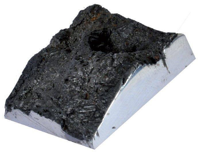 248 €. Suède, météorite Munionalusta, dont la coupe a préservé la croûte de fusion, et permet de distinguer l’intérieur et l’extérieur de la météorite