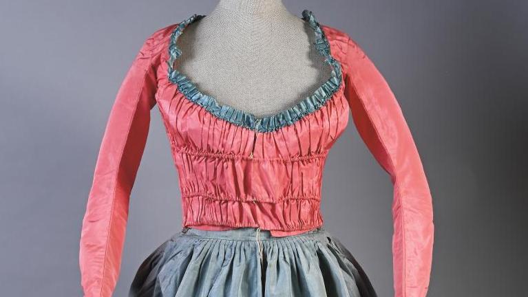Fin du XVIIIe siècle, ensemble composé d’un caraco à basque plissée en gros de Tours... Une robe à l’anglaise à la mode XVIIIe 